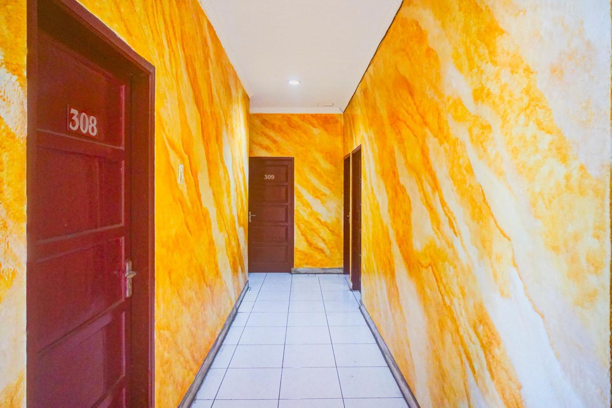RedDoorz Plus near Istana Maimun Medan Exterior foto
